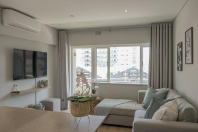 Coastal City Vibes - Stylish 2-Bedroom